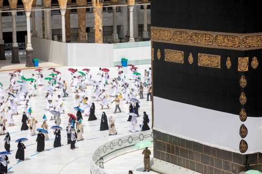 Jemaah Haji Tawaf Keliling Kabah dengan Jaga Jarak