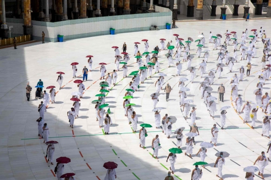 Jemaah Haji Tawaf Keliling Kabah dengan Jaga Jarak