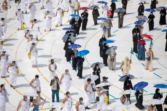 Jemaah Haji Tawaf Keliling Kabah dengan Jaga Jarak