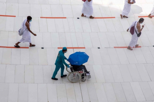 Jemaah Haji Tawaf Keliling Kabah dengan Jaga Jarak