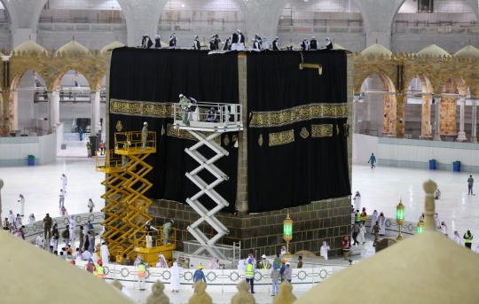 Melihat Proses Pergantian Kiswah Kabah