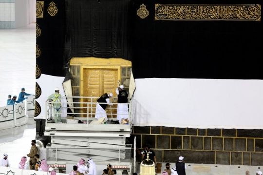 Melihat Proses Pergantian Kiswah Kabah