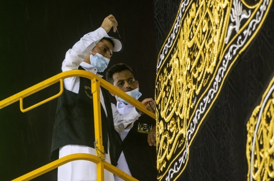 Melihat Proses Pergantian Kiswah Kabah