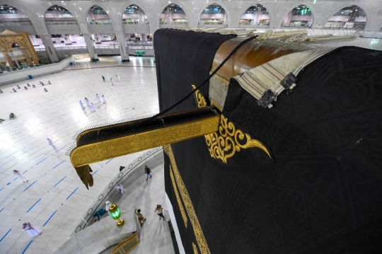 Melihat Proses Pergantian Kiswah Kabah