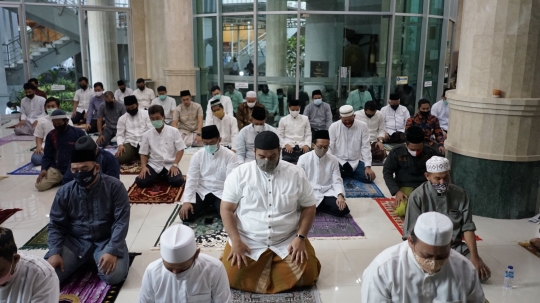 Gubernur DKI dan Wakil Gubernur Salat Idul Adha di Masjid Balai Kota