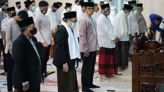 Gubernur DKI dan Wakil Gubernur Salat Idul Adha di Masjid Balai Kota