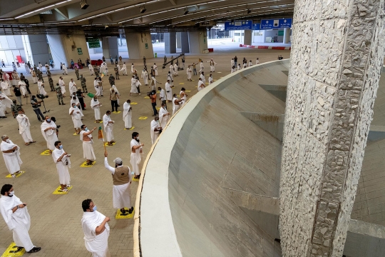 Jemaah Haji Terapkan Jaga Jarak Aman Saat Melempar Jumrah