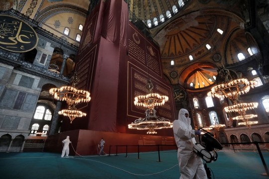 Cegah Covid-19, Masjid Hagia Sophia Disterilisasi