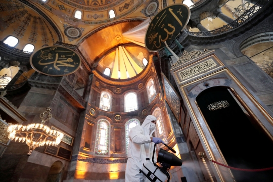 Cegah Covid-19, Masjid Hagia Sophia Disterilisasi