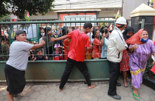 Antrean Warga Demi Daging Kurban di Menteng