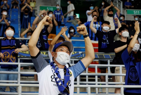 Aksi Suporter Sepak Bola di Korsel Kembali Ramaikan Stadion