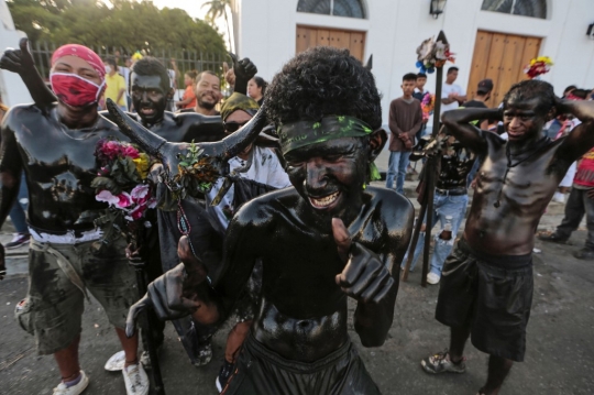 Tampil Menghitam di Festival Santo Domingo de Guzman