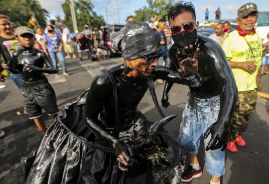 Tampil Menghitam di Festival Santo Domingo de Guzman