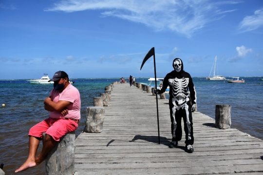 Aksi Dewa Kematian Hantui Pengunjung Pantai di Kala Pandemi