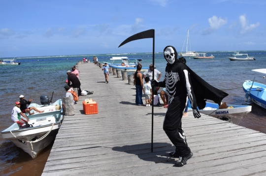 Aksi Dewa Kematian Hantui Pengunjung Pantai di Kala Pandemi