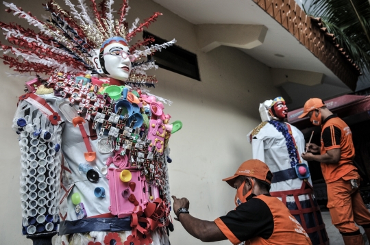 Sambut HUT RI, PPSU Kelurahan Kemayoran Buat Ondel-Ondel Limbah Plastik