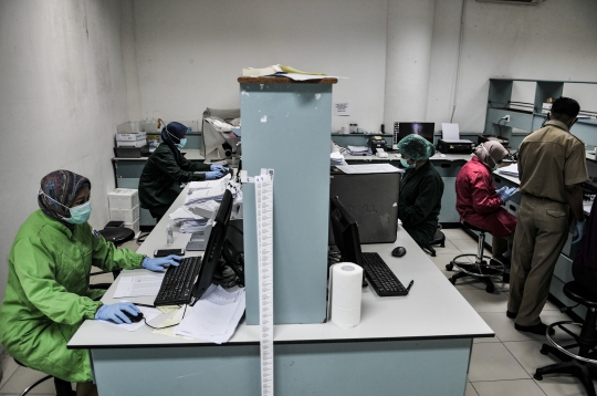 Melihat Pemeriksaan Sampel Tes PCR Covid-19 di Labkesda DKI Jakarta