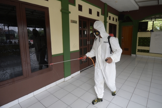 Penyemprotan Disinfektan di Wilayah Tangerang Selatan