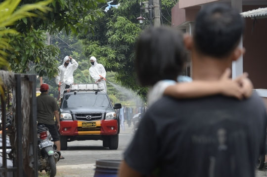 Penyemprotan Disinfektan di Wilayah Tangerang Selatan