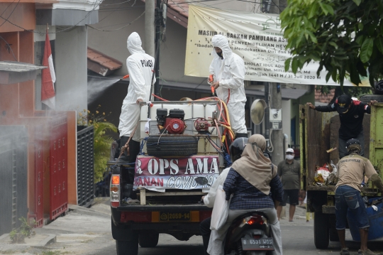 Penyemprotan Disinfektan di Wilayah Tangerang Selatan