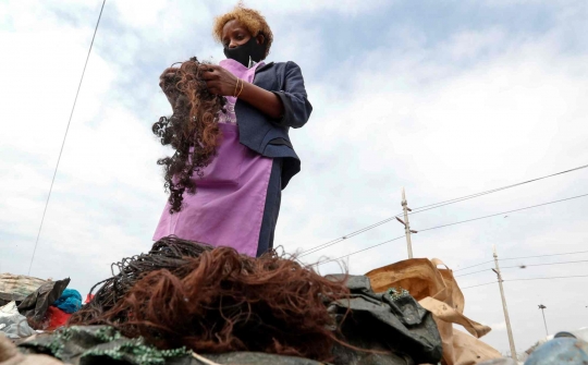 Pemburu Rambut Bekas di Tempat Pembuangan Sampah