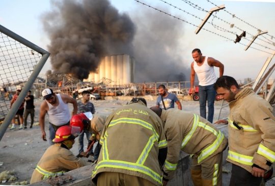 Perjuangan Petugas Berjibaku Evakuasi Korban Ledakan di Beirut