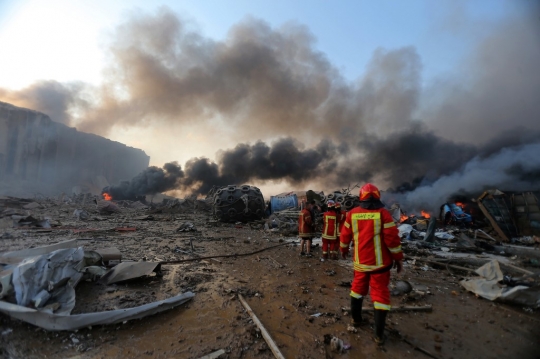 Perjuangan Petugas Berjibaku Evakuasi Korban Ledakan di Beirut