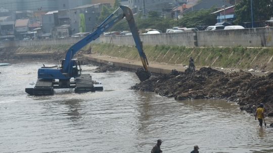 Alat Berat Angkat Endapan Lumpur Kali Ciliwung