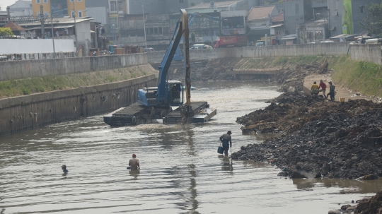 Alat Berat Angkat Endapan Lumpur Kali Ciliwung