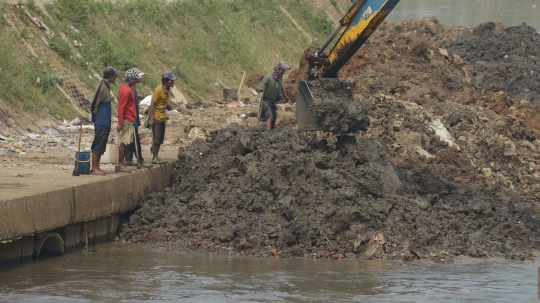 Alat Berat Angkat Endapan Lumpur Kali Ciliwung