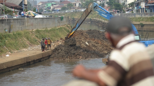 Alat Berat Angkat Endapan Lumpur Kali Ciliwung