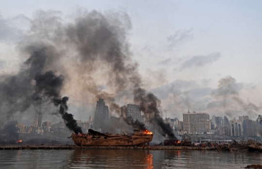 Kuatnya Ledakan di Beirut Sampai Bikin Kapal Besar Terangkat ke Daratan