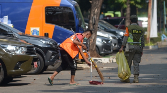 Warga Tak Pakai Masker Jalani Sanksi Bersih-Bersih