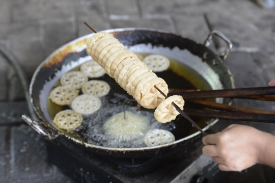 Menengok Pembuatan Jajanan Tradisional Kembang Goyang