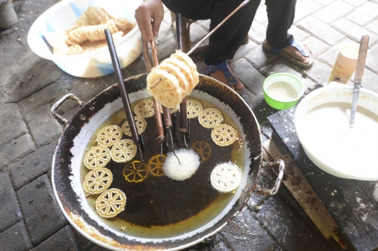 Menengok Pembuatan Jajanan Tradisional Kembang Goyang