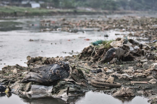 Kemarau, Tumpukan Sampah Muncul ke Permukaan Kanal Banjir Barat