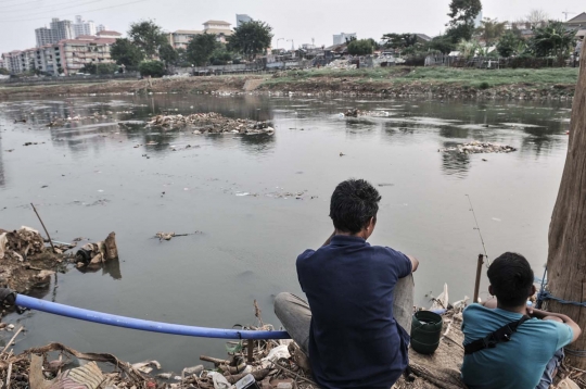 Kemarau, Tumpukan Sampah Muncul ke Permukaan Kanal Banjir Barat