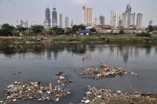 Kemarau, Tumpukan Sampah Muncul ke Permukaan Kanal Banjir Barat