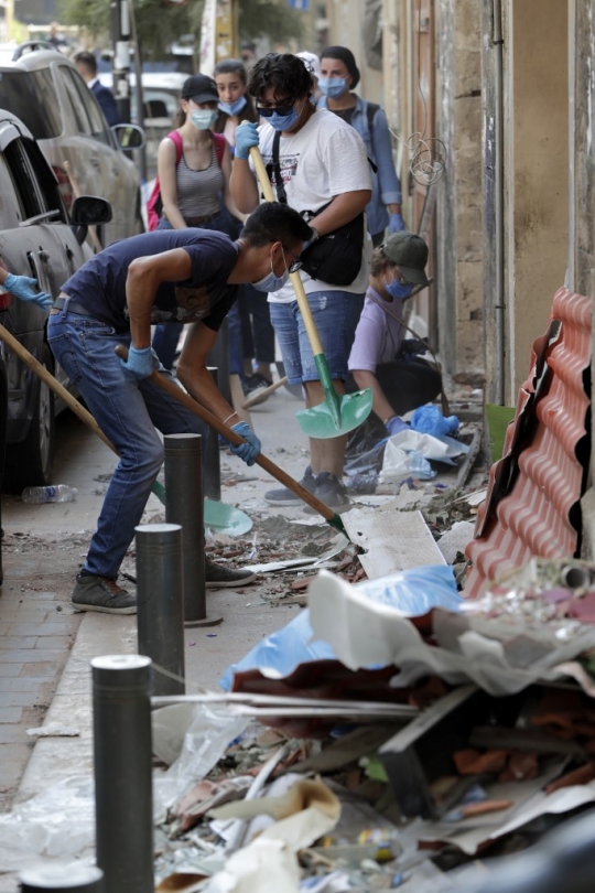 Aksi Relawan Gotong-royong Bersihkan Puing Imbas Ledakan di Beirut