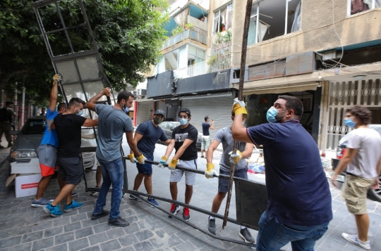 Aksi Relawan Gotong-royong Bersihkan Puing Imbas Ledakan di Beirut