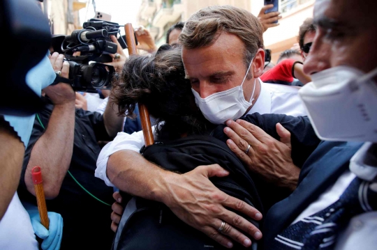 Presiden Prancis Peluk Warga Lebanon Saat Kunjungi Pusat Ledakan di Beirut