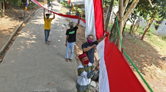 Warga Depok Buat Umbul-Umbul HUT RI dari Tas Sembako Bantuan Presiden