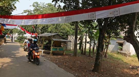 Warga Depok Buat Umbul-Umbul HUT RI dari Tas Sembako Bantuan Presiden