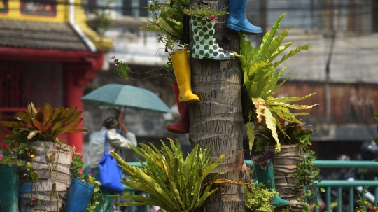 Unik, Taman di Kota Tua Dipasangi Pot dari Sepatu Boot