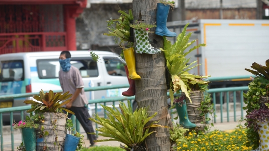 Unik, Taman di Kota Tua Dipasangi Pot dari Sepatu Boot