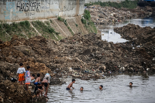 Debit Sungai Ciliwung Menyusut Dimanfaatkan Anak Sekitar untuk Bermain