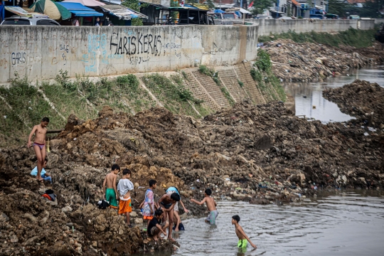 Debit Sungai Ciliwung Menyusut Dimanfaatkan Anak Sekitar untuk Bermain