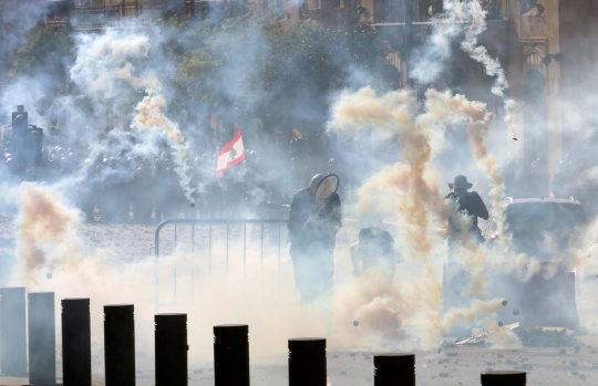 Aksi Protes Pascaledakan Dahsyat di Beirut