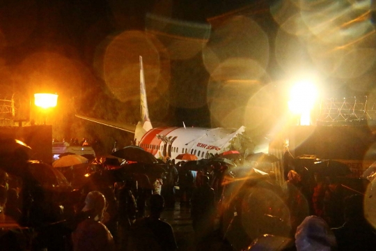 Tergelincir, Pesawat Air India Express Patah Jadi Dua