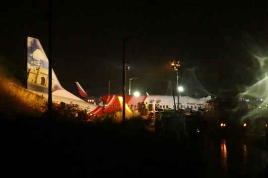 Tergelincir, Pesawat Air India Express Patah Jadi Dua